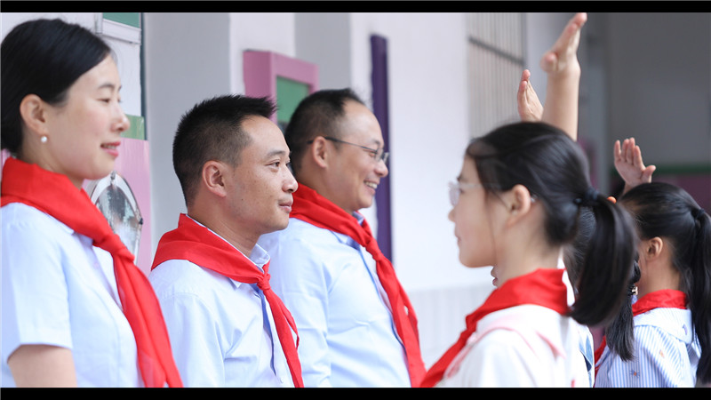 兄弟建設情牽汶羅小學,教師節前夕慰問優秀教師
